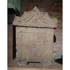 Travertine urn with rosette on the case, four-point, sun